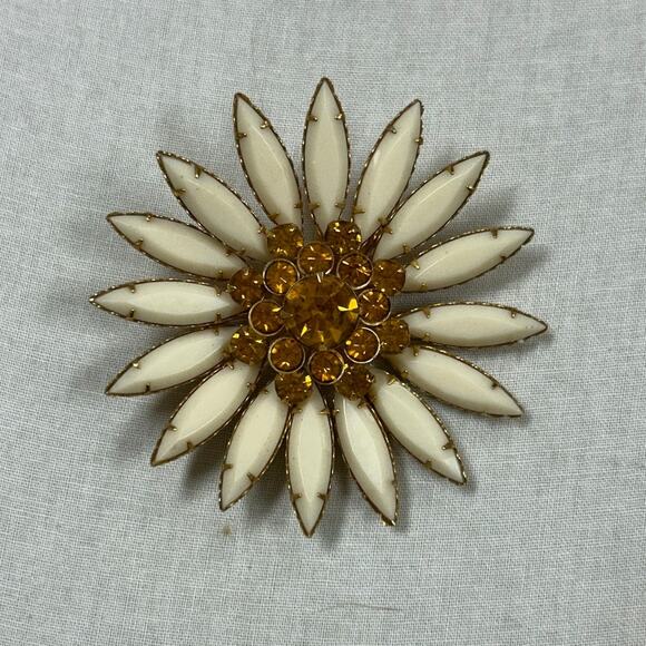 Unmarked Jewelry - Unmarked Julianna? Flower Brooch Pin Amber Color Stone Cream Daisy Floral